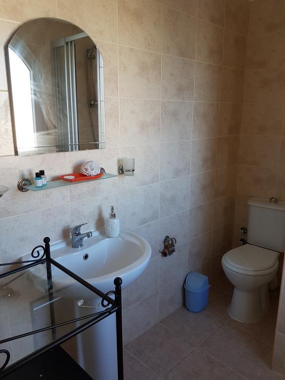 Aphrodite Beachfront Penthouse Apartment Ghaziveran Exteriör bild